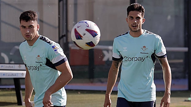 Marc Roca y Bartra, durante un entrenamiento del Betis