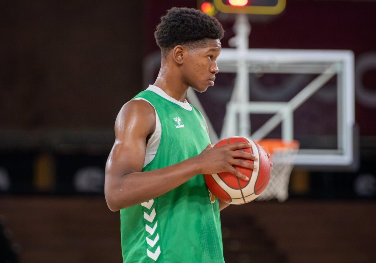 Ibrahima Magassa, en un entrenamiento del Real Betis Baloncesto