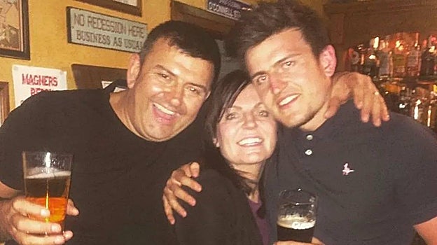 Harry Maguire, junto a su madre