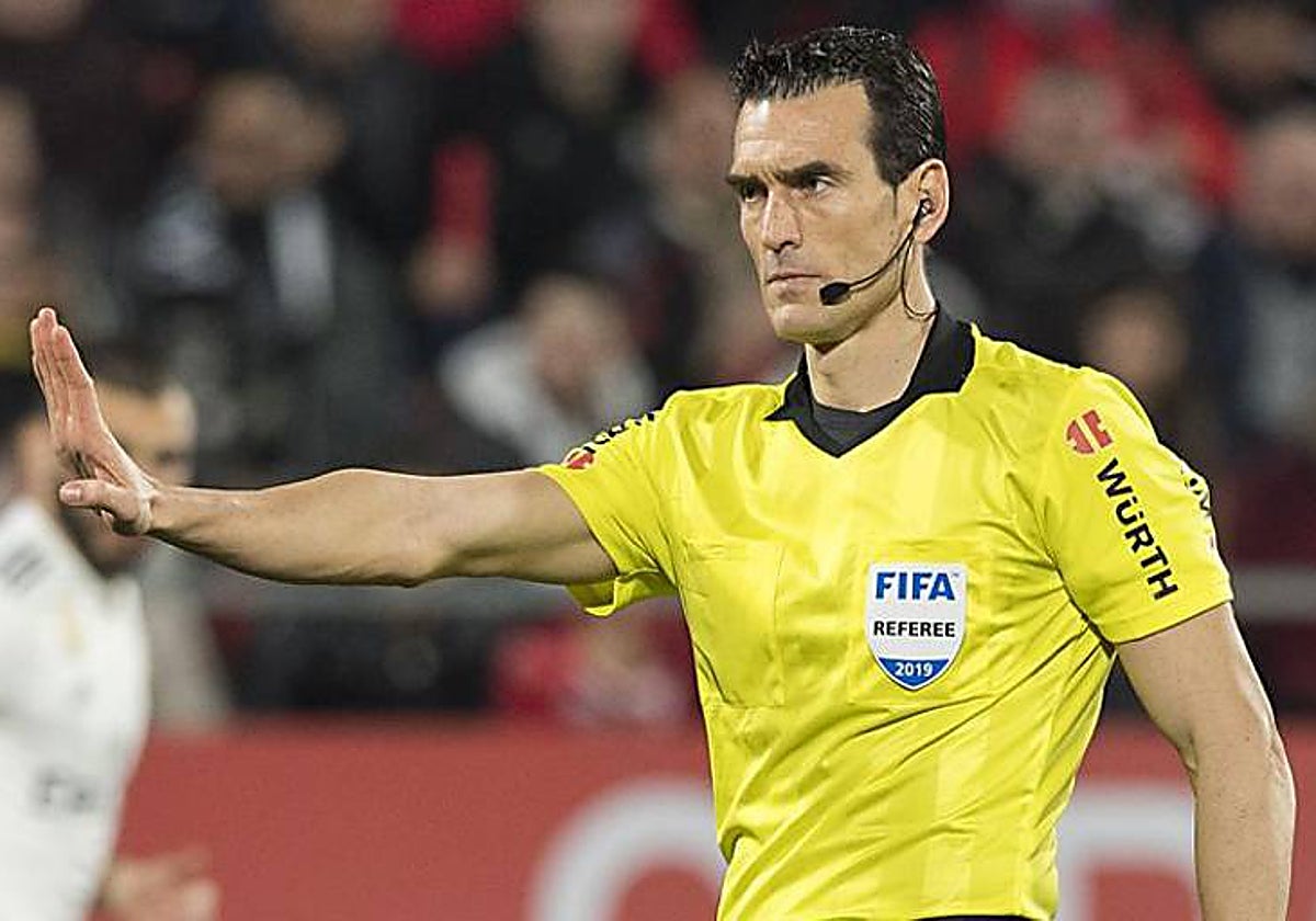 El colegiado Martínez Munuera durante un duelo de LaLiga EA Sports