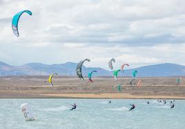 El Campeonato de Aragón de kitesurf vuelve a las playas de Luceni