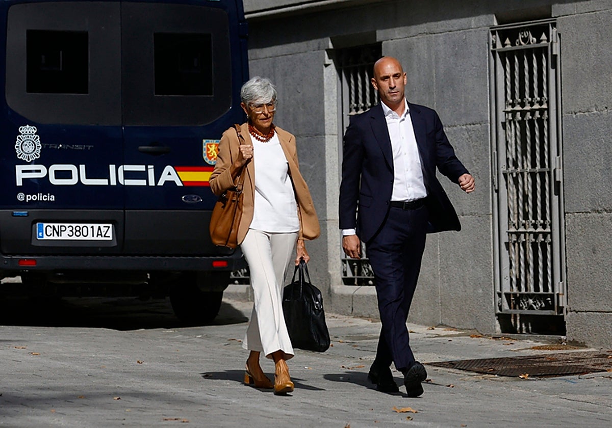 Luis Rubiales y su letrada, Olga Tubau, en la Audiencia Nacional