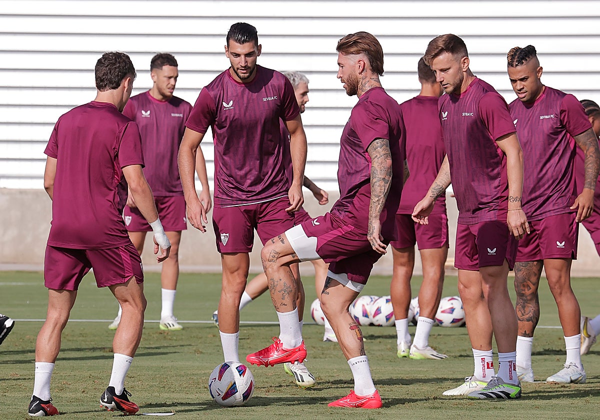 Sergio Ramos, Pedrosa, Rafa Mir, Rakitic y Mariano, durante una sesión de entrenamiento en la ciudad deportiva del Sevilla FC
