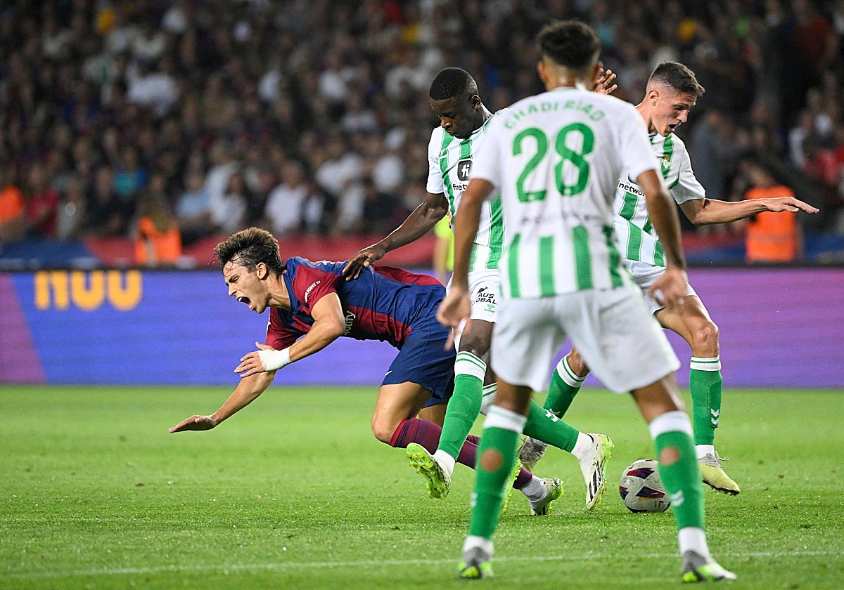 Joao Félix cae en un lance del Barcelona - Betis