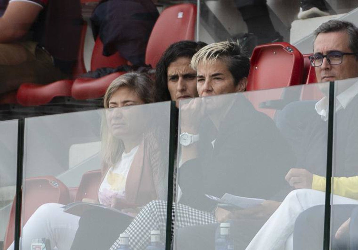 La seleccionadora Montse Tomé, junto a Lola Romero, observa el Atlético-Athletic de este sábado