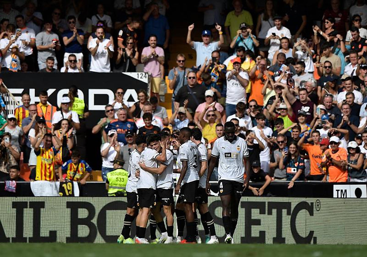 El Valencia celebra uno de los goles de Hugo Duro