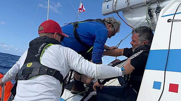 Un helicóptero rescata a un tripulante francés de la Ocean Globe Race