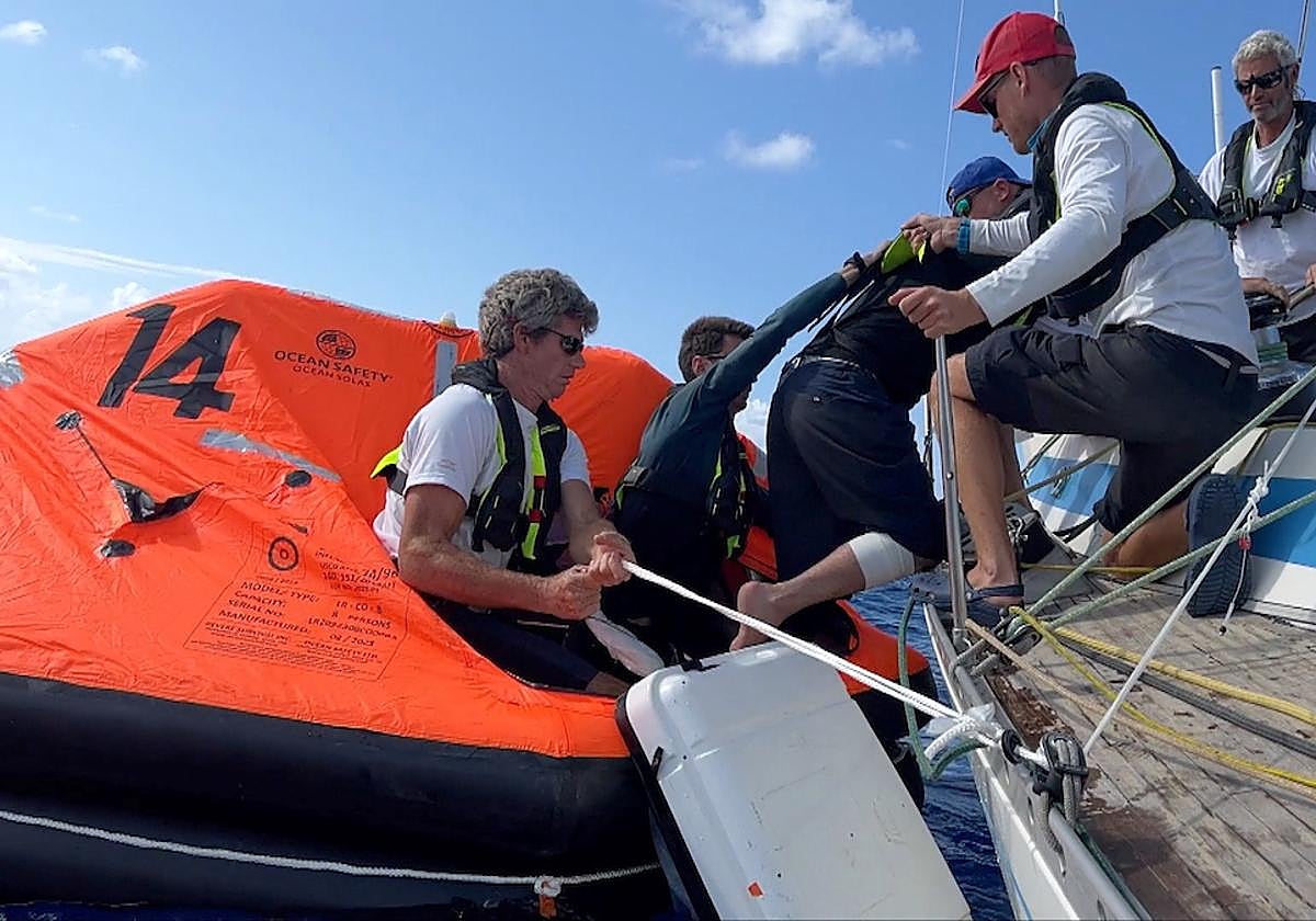 Un helicóptero rescata a un tripulante francés de la Ocean Globe Race