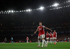 El Arsenal golea al PSV (4-0) y es líder del grupo en solitario
