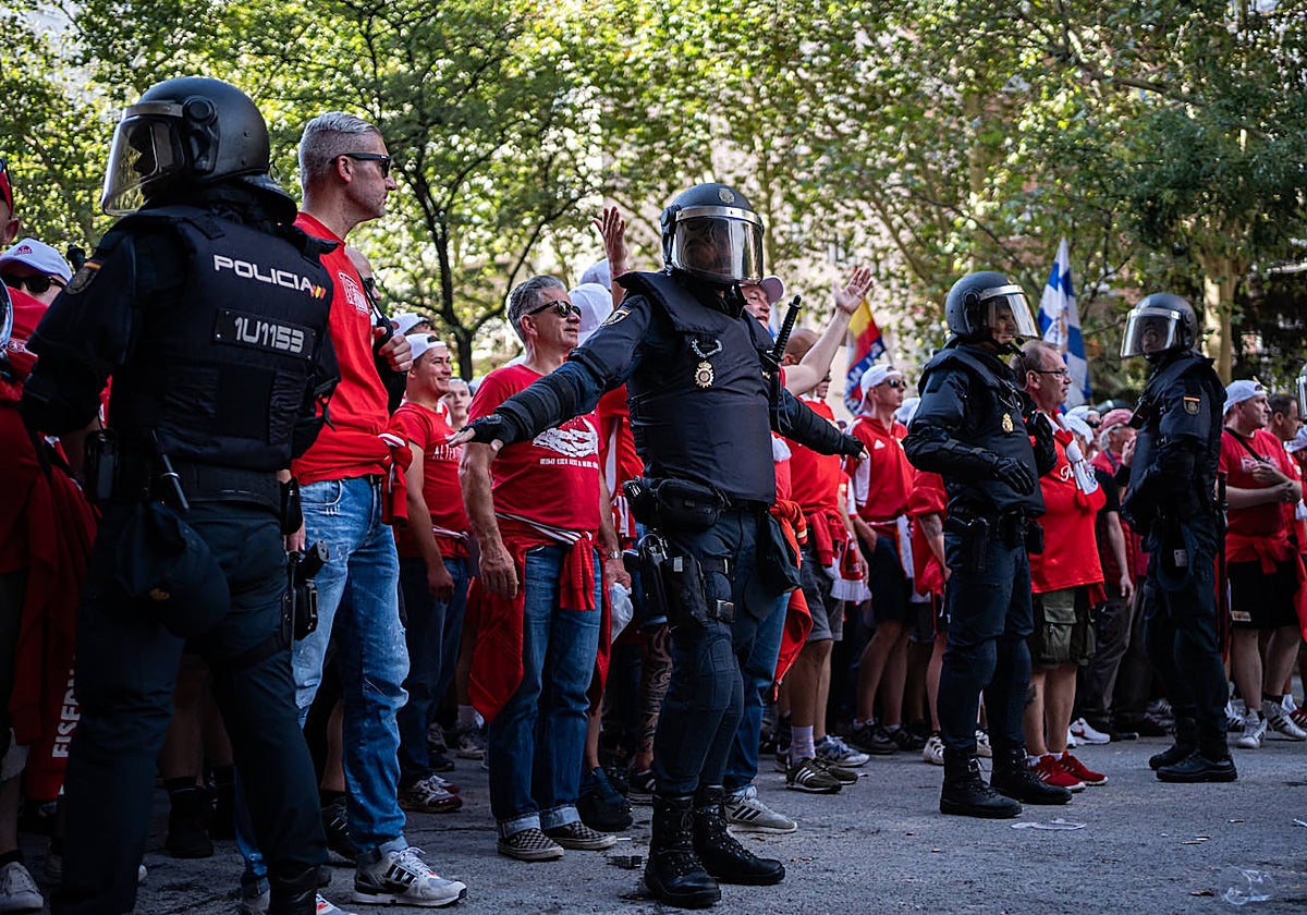 Aficionados del Unión Berlín, escoltados por la policía