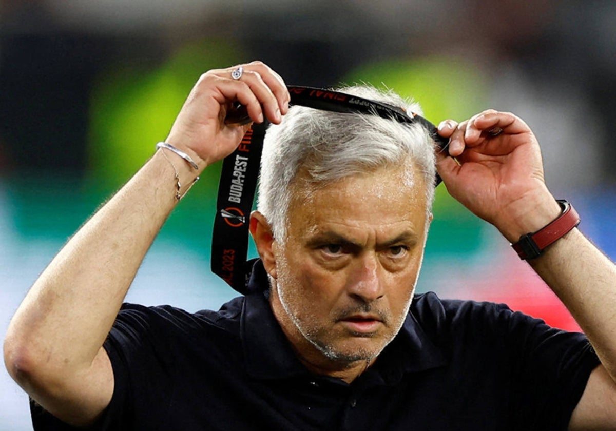 José Mourinho se quita la medalla de subcampeón de la Europa League tras perder la final Sevilla - Roma en Budapest