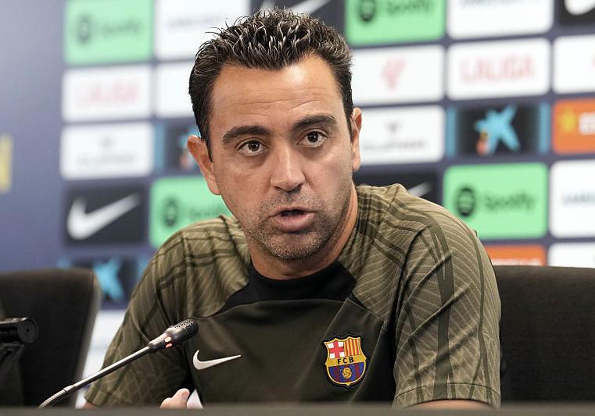 Xavi atiende a los periodistas tras el entrenamiento de este viernes