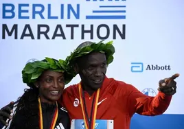 Assefa pulveriza el récord del mundo de maratón en Berlín y Kipchoge suma su quinta victoria