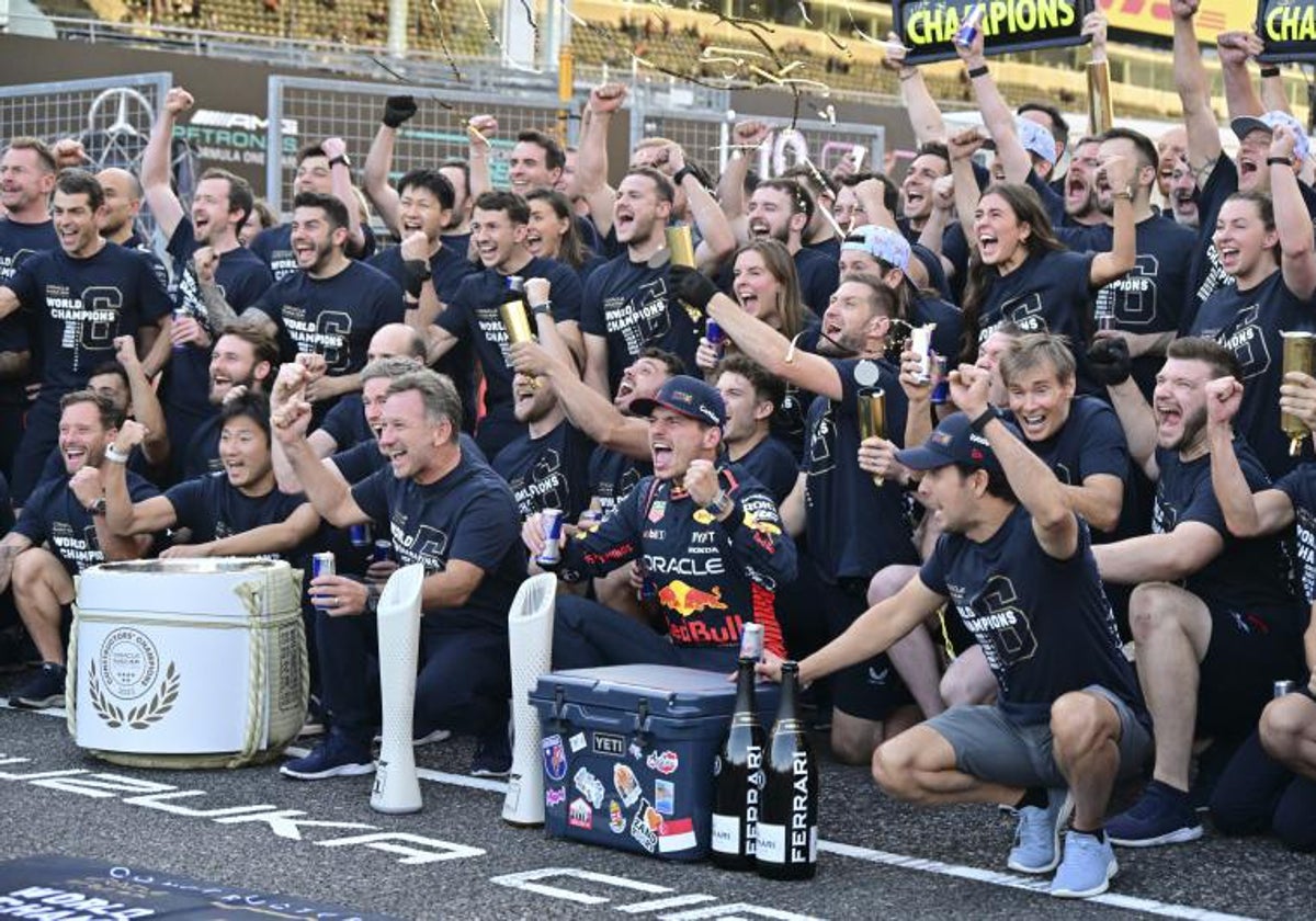 La plantilla de Red Bull celebra el título de marcas