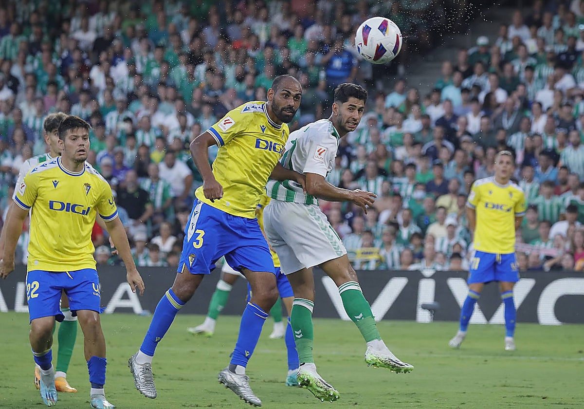 Ayoze remata a portería de cabeza ante Fali durante el Betis - Cádiz de LaLiga
