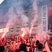 Ultras del Atlético intimidan a una madre y su hija por llevar una camiseta de Vinícius