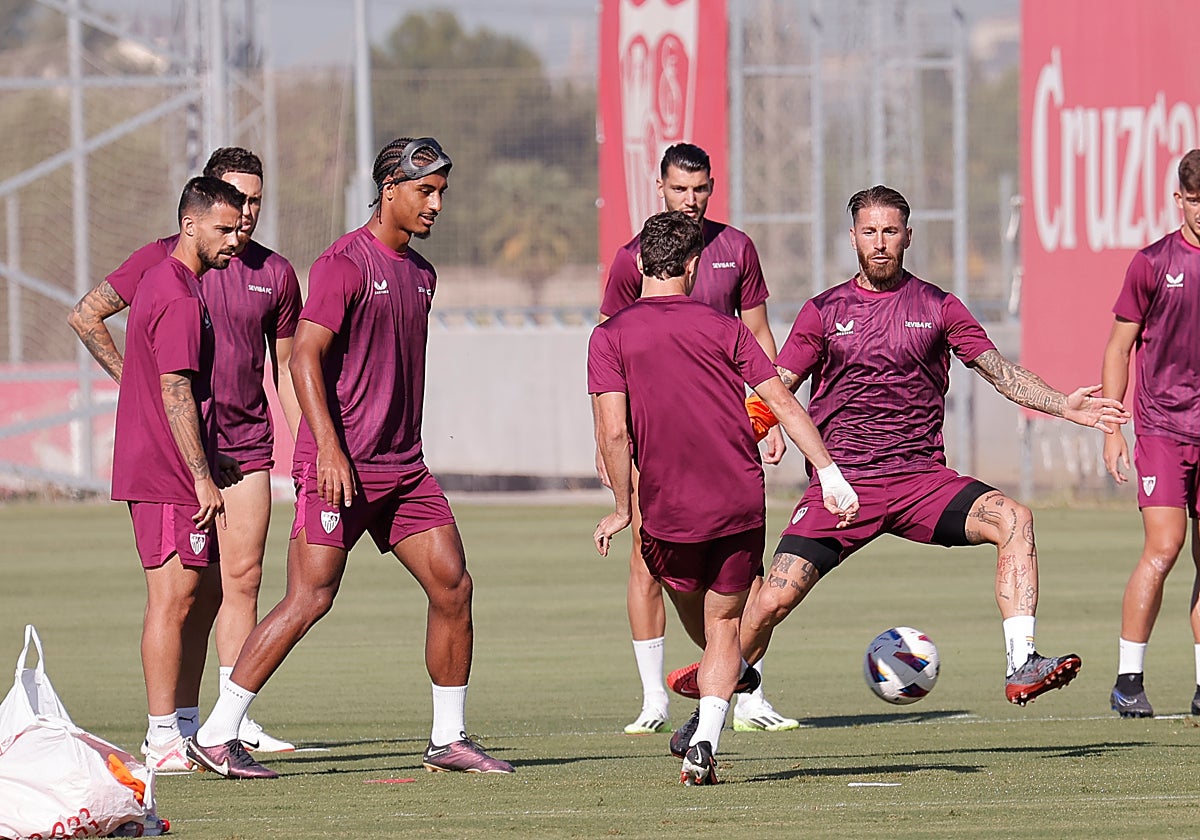 Ramos intenta interceptar un balón en el entrenamiento de ayer
