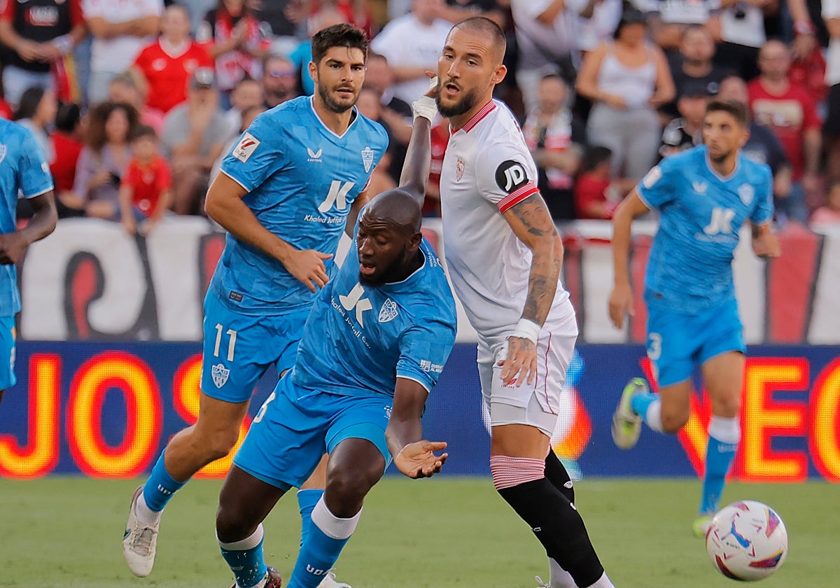 Gudelj en un lance del partido Sevilla - Almería de LaLiga