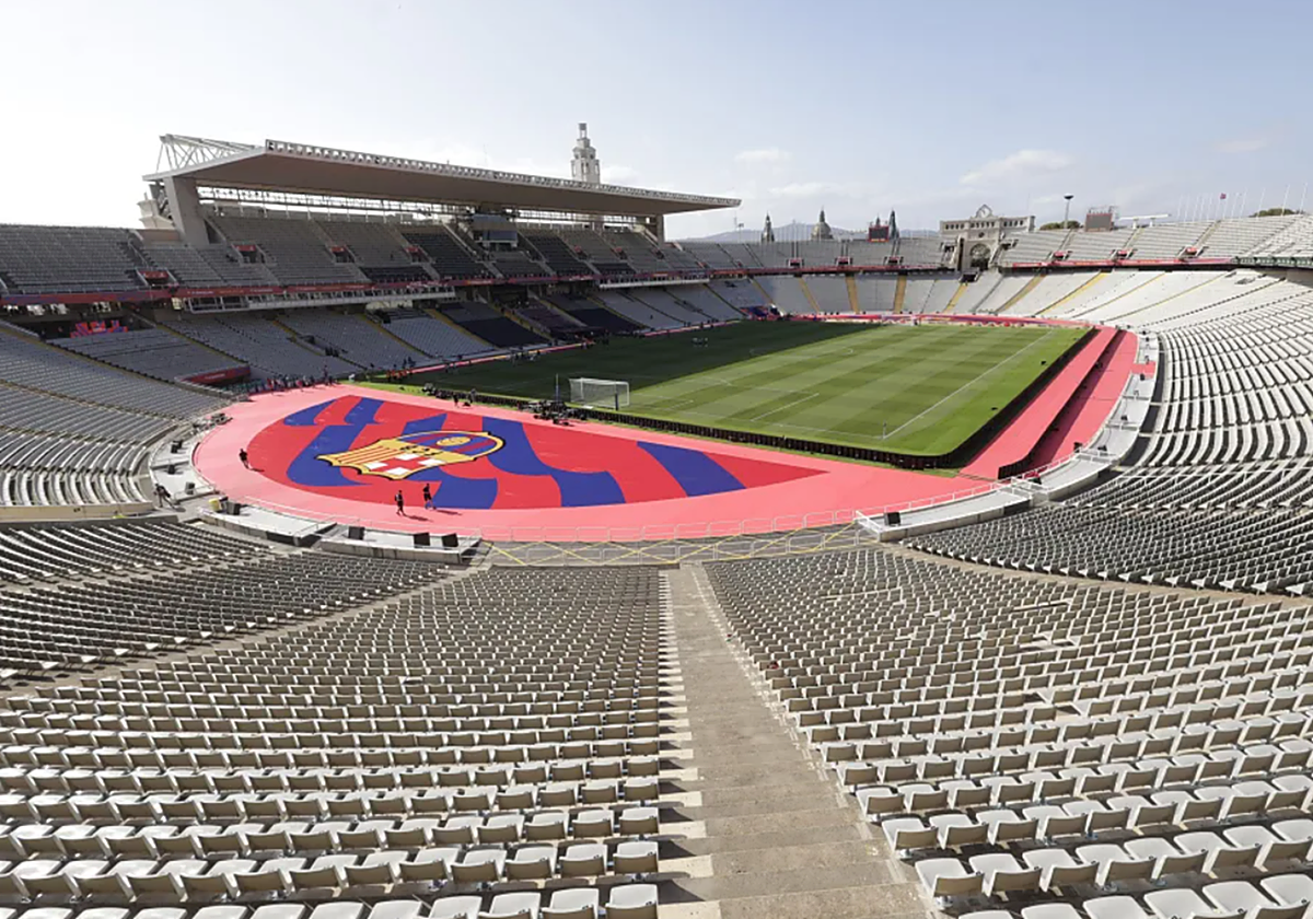 El estadio olímpico de Montjuic, con los colores y escudo del Barcelona para acoger sus partidos como local esta temporada 2023-24