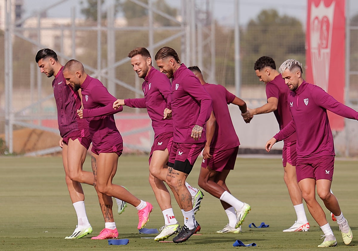 Sergio Ramos, junto a sus compañeros en un entrenamiento del Sevilla FC