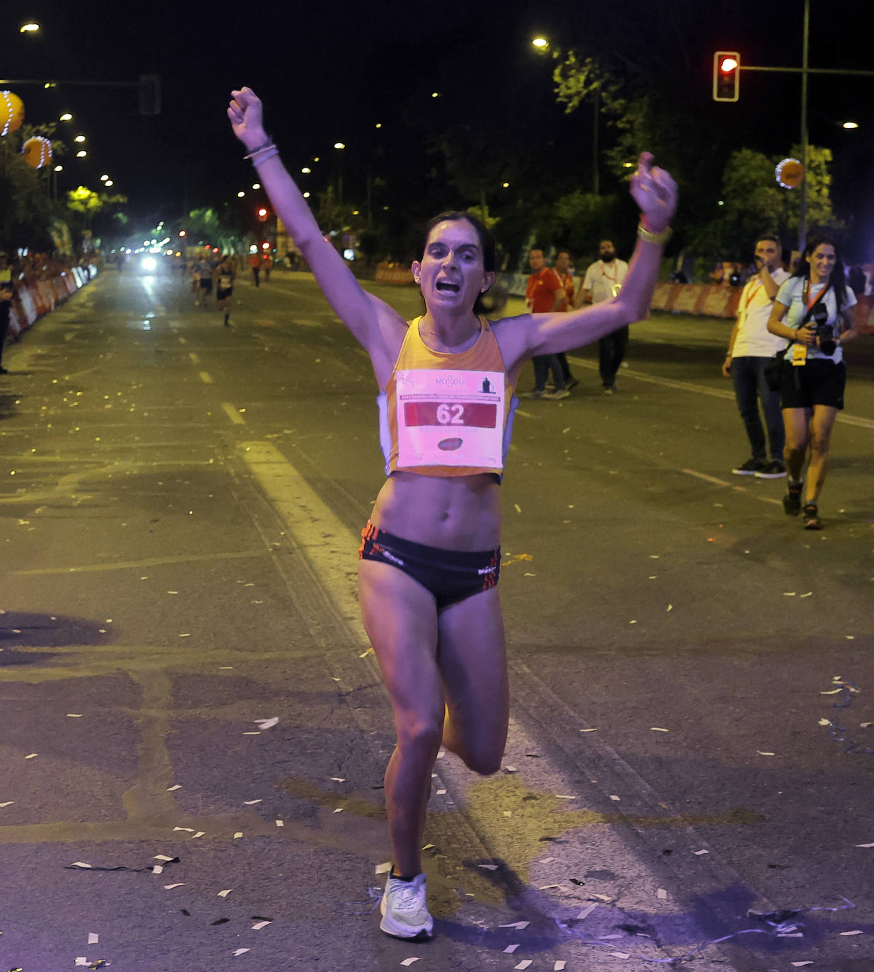 Momentos de la Carrera Nocturna de Sevilla 2023