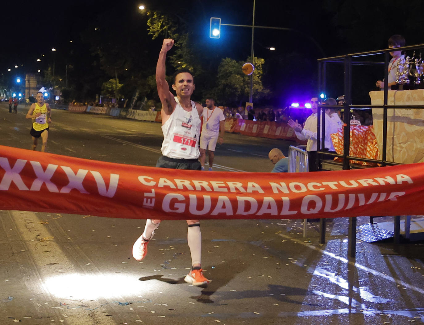 Momentos de la Carrera Nocturna de Sevilla 2023