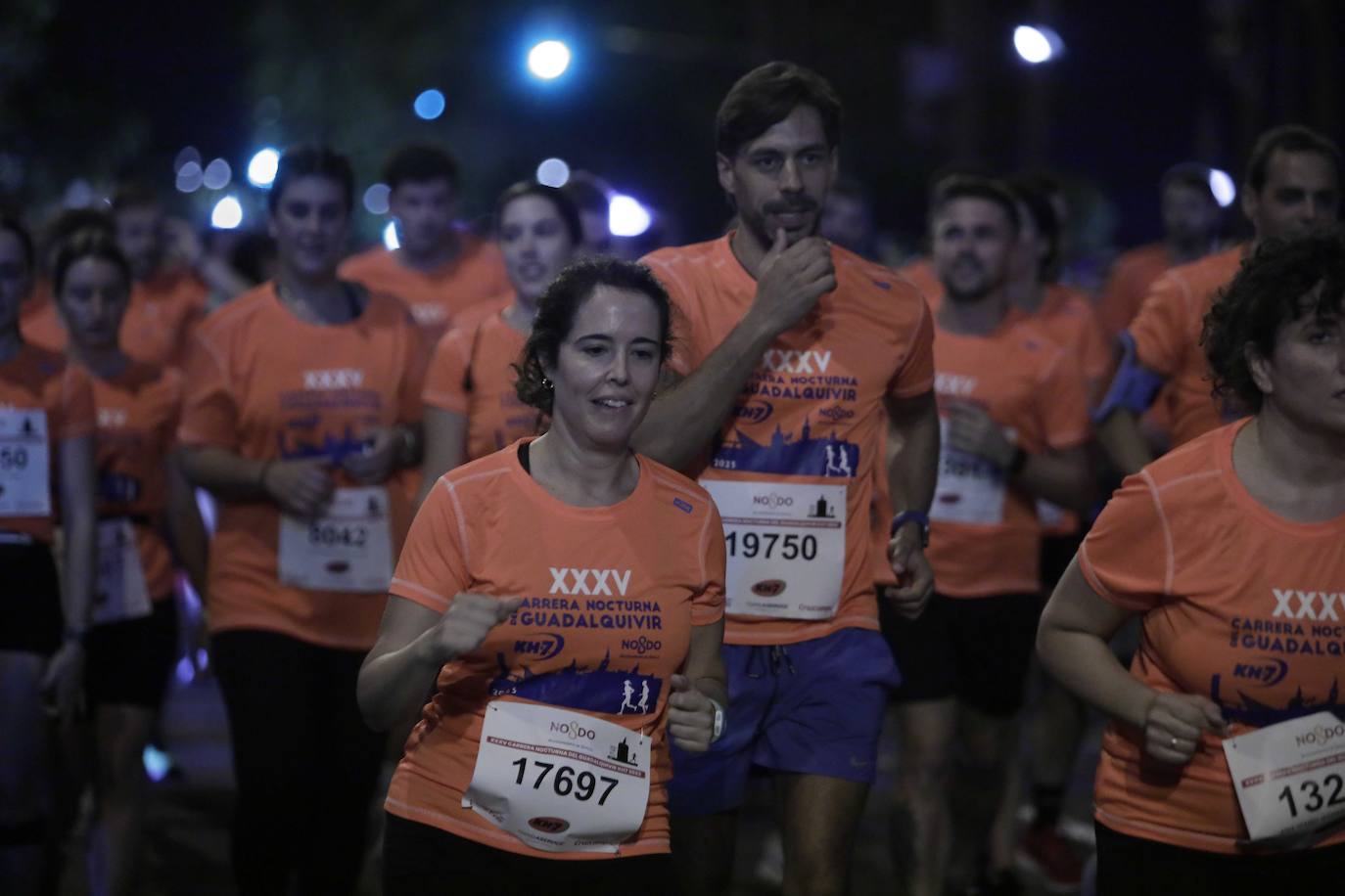 Miles de corredores participan en la Carrera Nocturna de Sevilla 2023