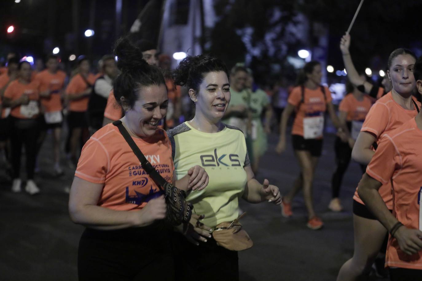 Miles de corredores participan en la Carrera Nocturna de Sevilla 2023