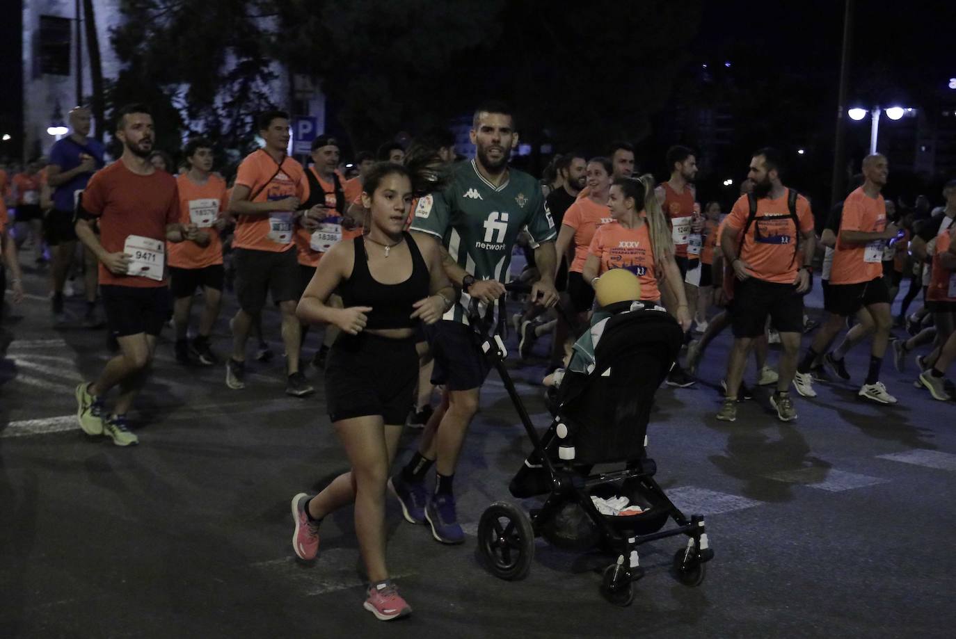 Miles de corredores participan en la Carrera Nocturna de Sevilla 2023