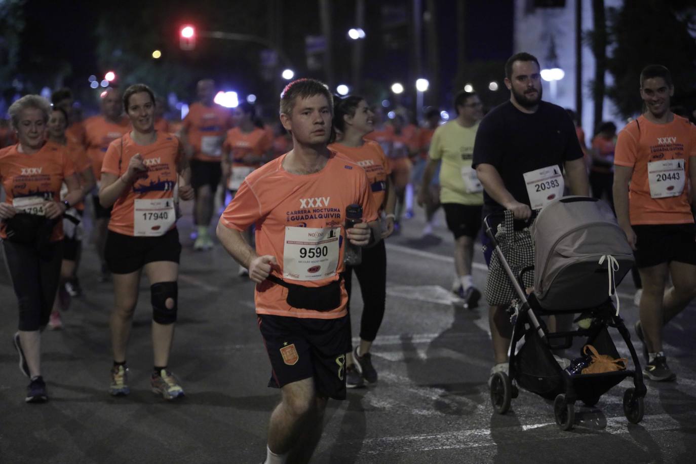 Miles de corredores participan en la Carrera Nocturna de Sevilla 2023