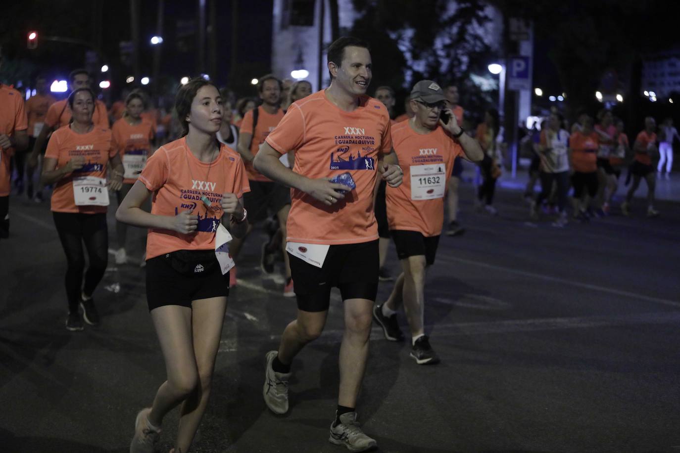 Miles de corredores participan en la Carrera Nocturna de Sevilla 2023