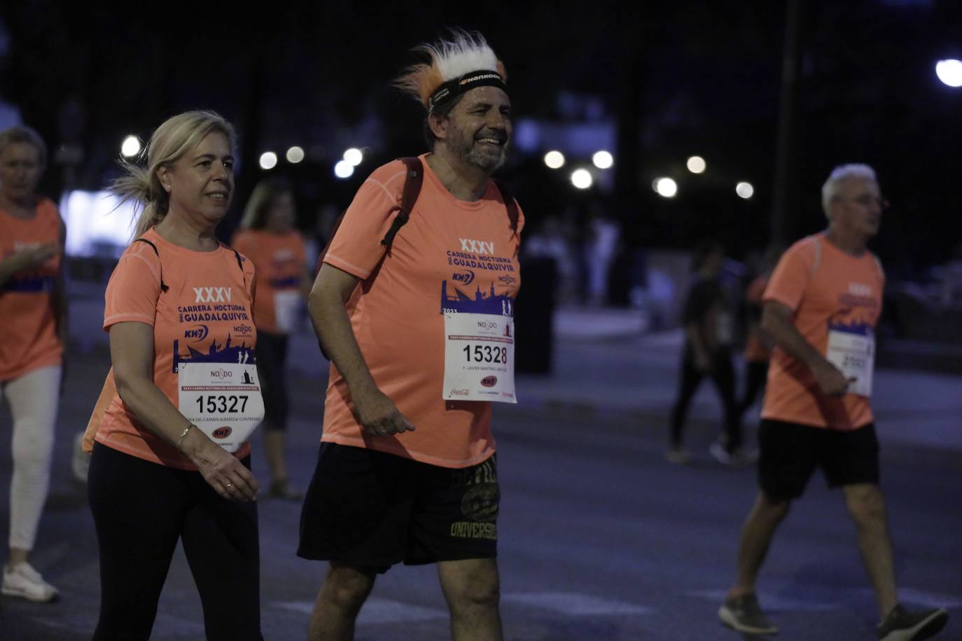 Miles de corredores participan en la Carrera Nocturna de Sevilla 2023