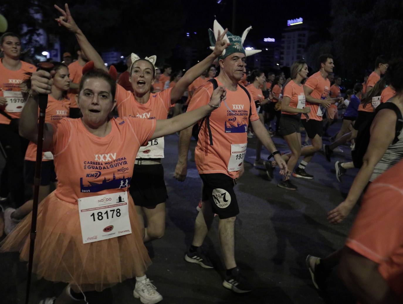 Miles de corredores participan en la Carrera Nocturna de Sevilla 2023