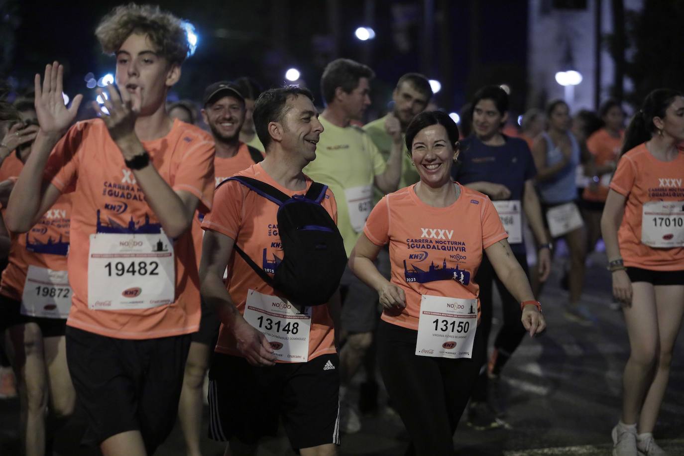 Miles de corredores participan en la Carrera Nocturna de Sevilla 2023