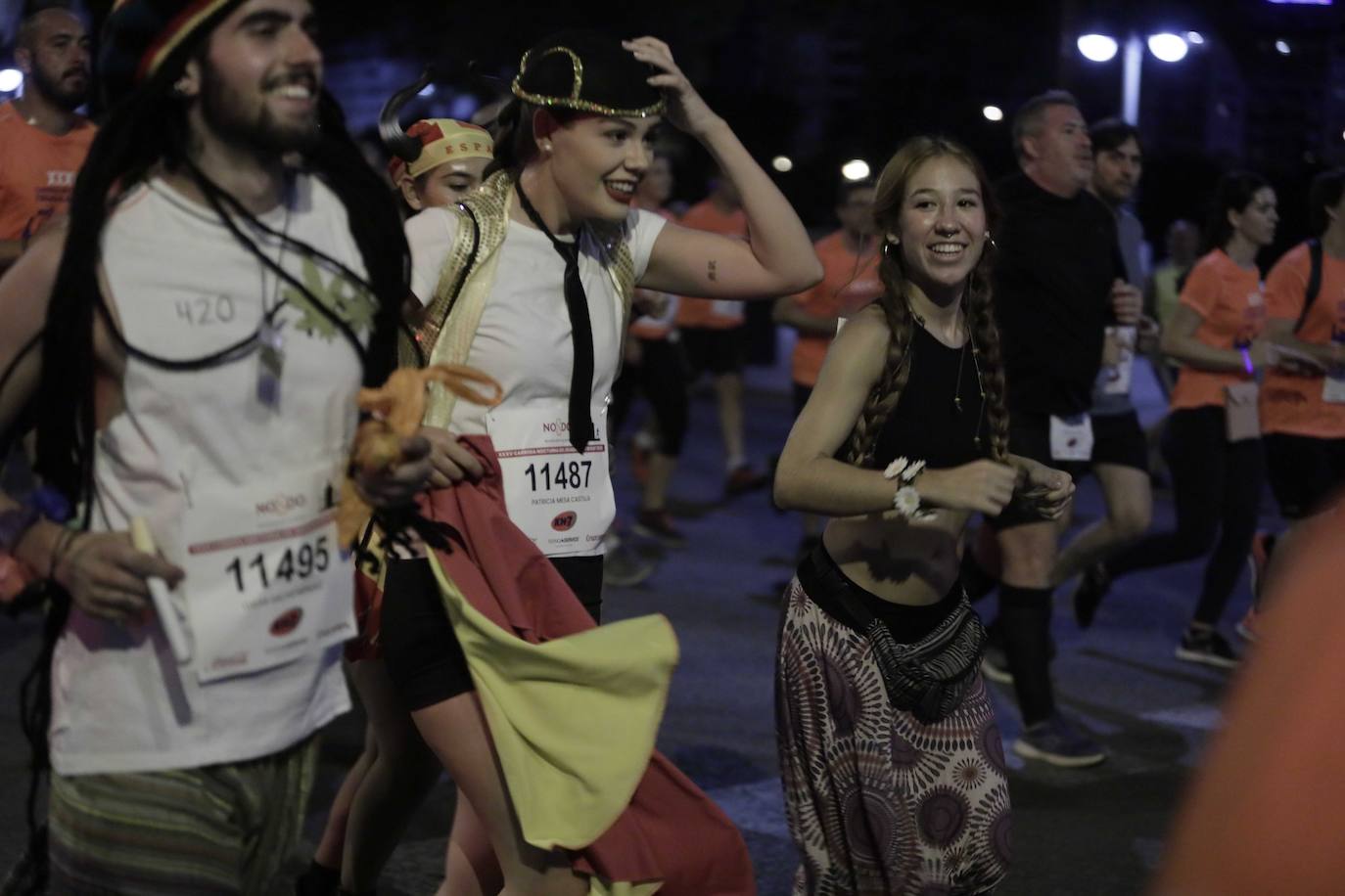 Miles de corredores participan en la Carrera Nocturna de Sevilla 2023