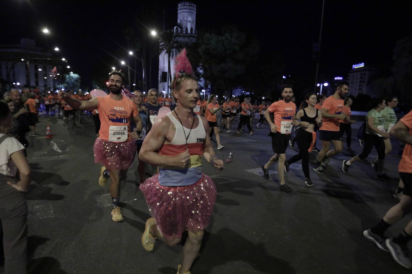 Miles de corredores participan en la Carrera Nocturna de Sevilla 2023