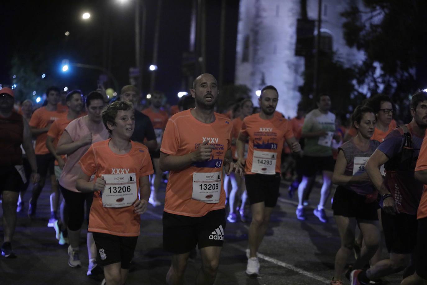 Miles de corredores participan en la Carrera Nocturna de Sevilla 2023