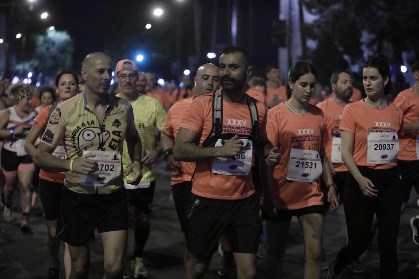 Miles de corredores participan en la Carrera Nocturna de Sevilla 2023