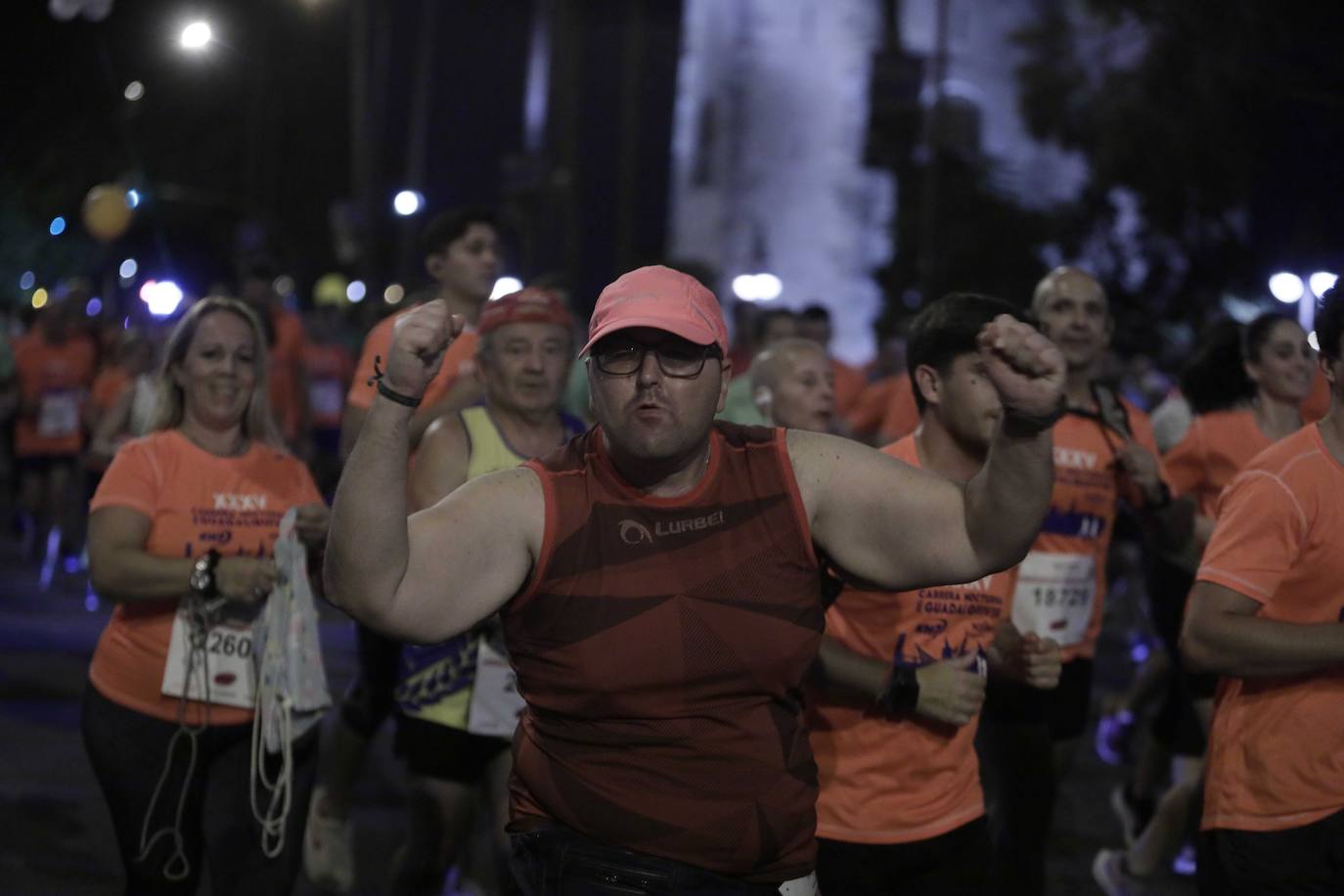 Miles de corredores participan en la Carrera Nocturna de Sevilla 2023