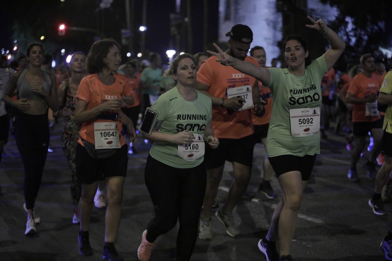 Miles de corredores participan en la Carrera Nocturna de Sevilla 2023