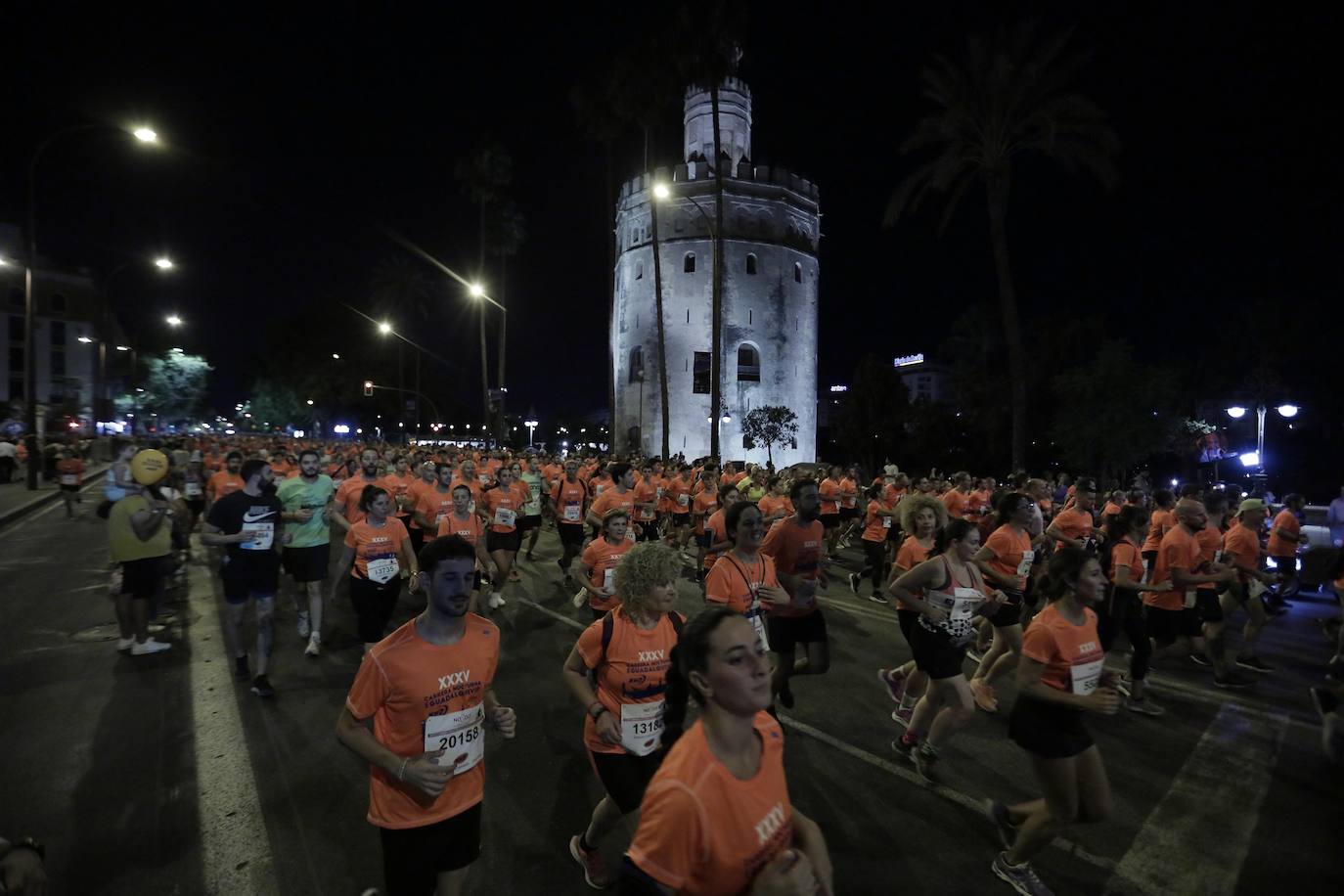 Miles de corredores participan en la Carrera Nocturna de Sevilla 2023