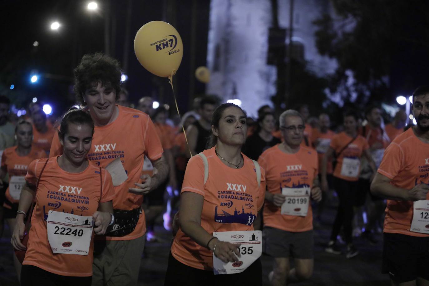 Miles de corredores participan en la Carrera Nocturna de Sevilla 2023