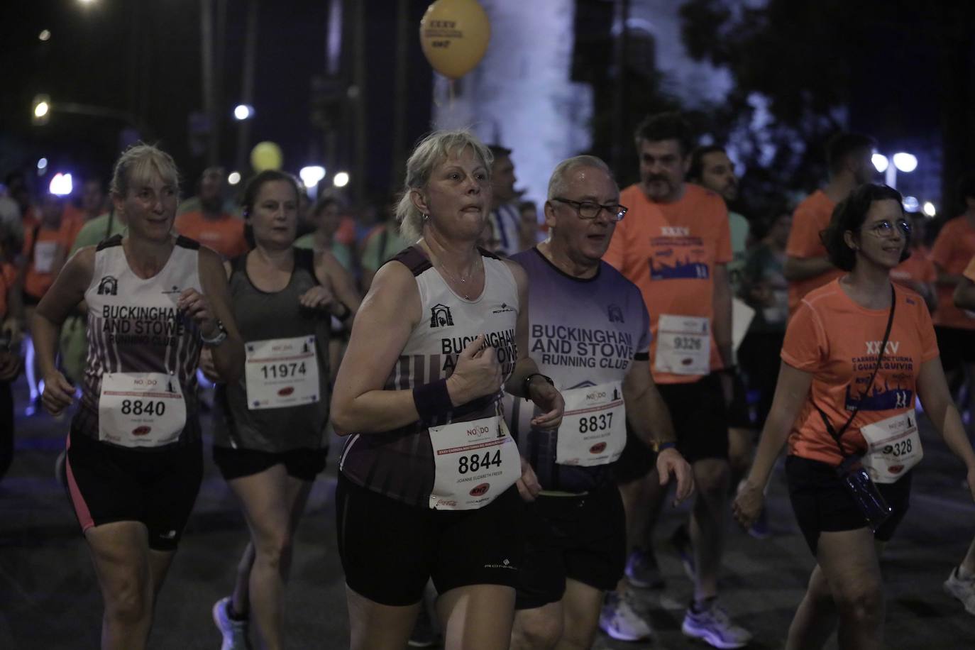 Miles de corredores participan en la Carrera Nocturna de Sevilla 2023
