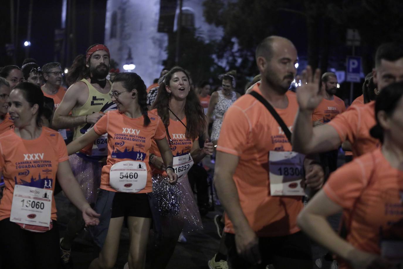 Miles de corredores participan en la Carrera Nocturna de Sevilla 2023
