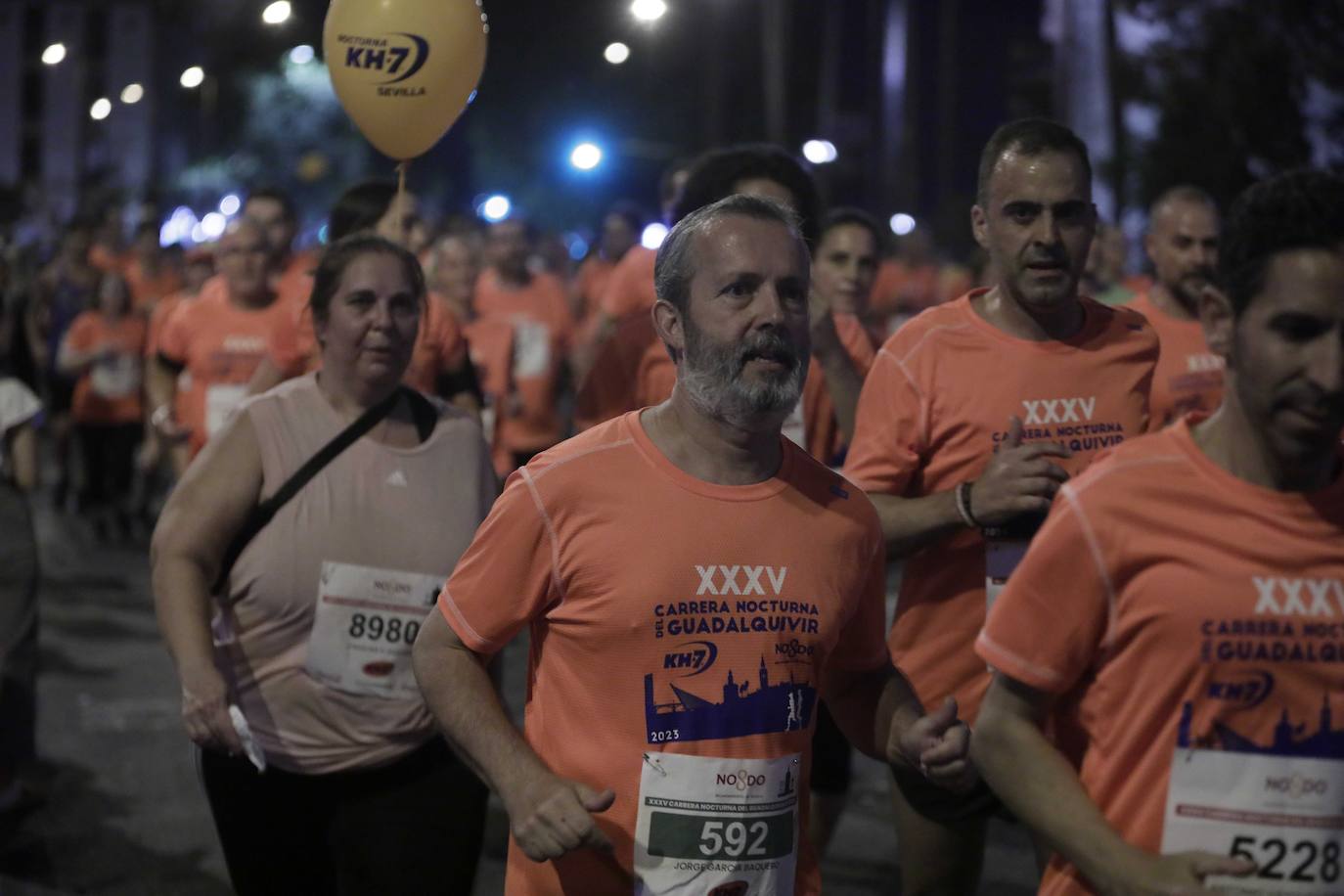 Miles de corredores participan en la Carrera Nocturna de Sevilla 2023