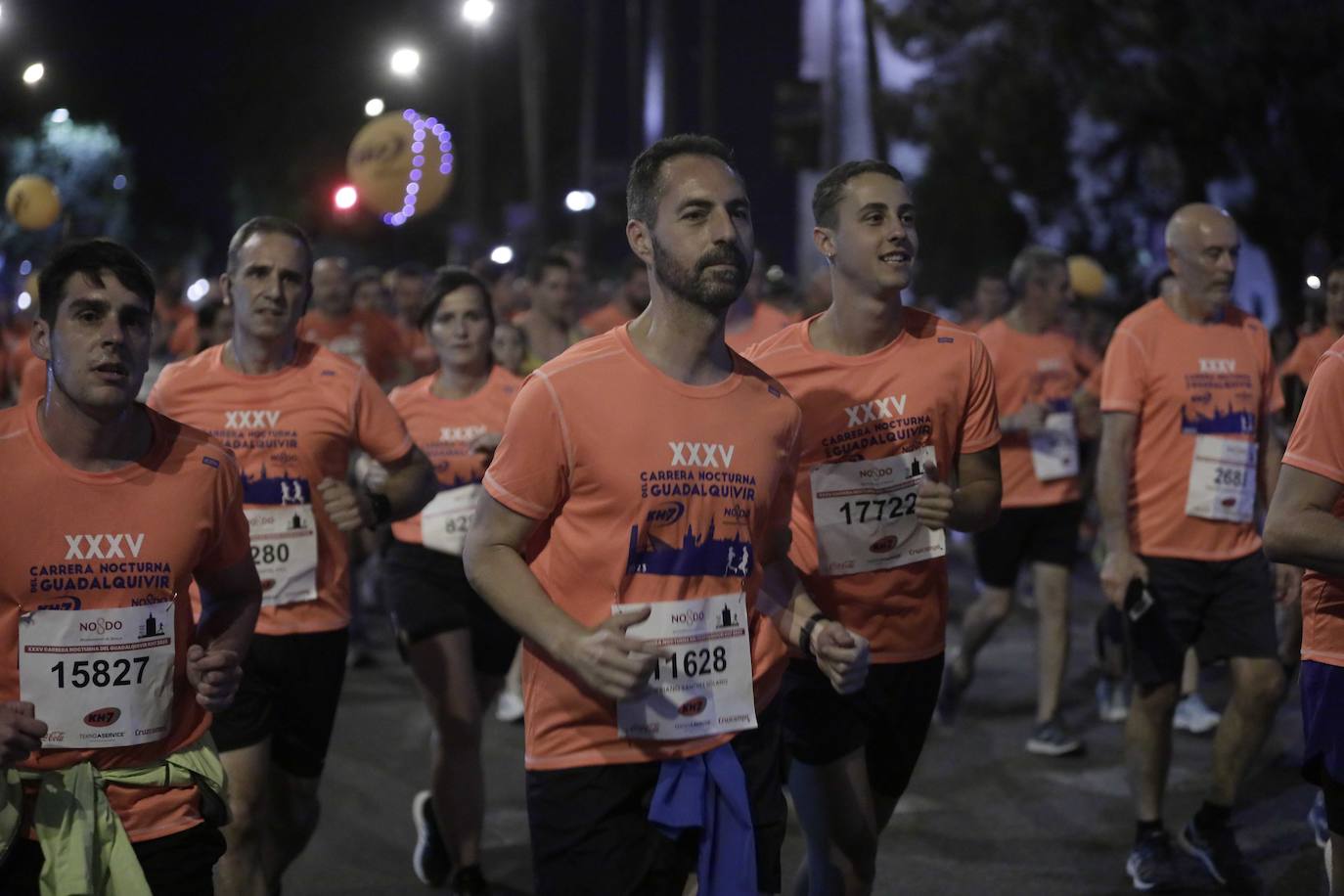 Miles de corredores participan en la Carrera Nocturna de Sevilla 2023