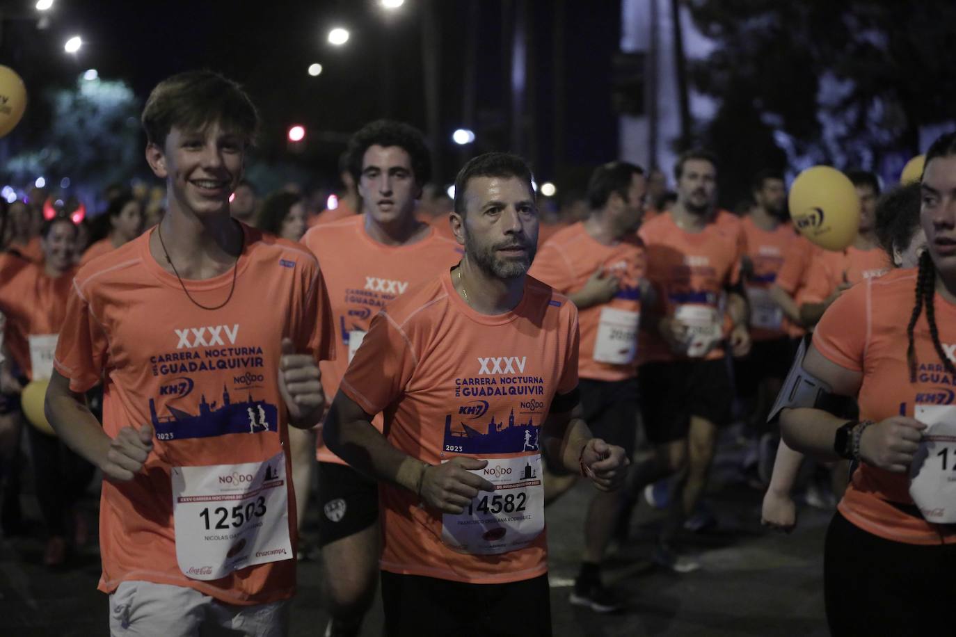 Miles de corredores participan en la Carrera Nocturna de Sevilla 2023