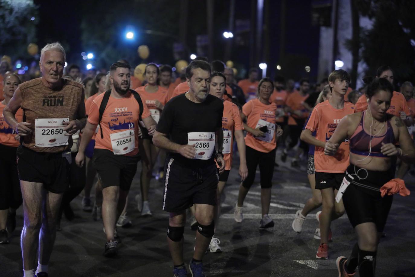 Miles de corredores participan en la Carrera Nocturna de Sevilla 2023