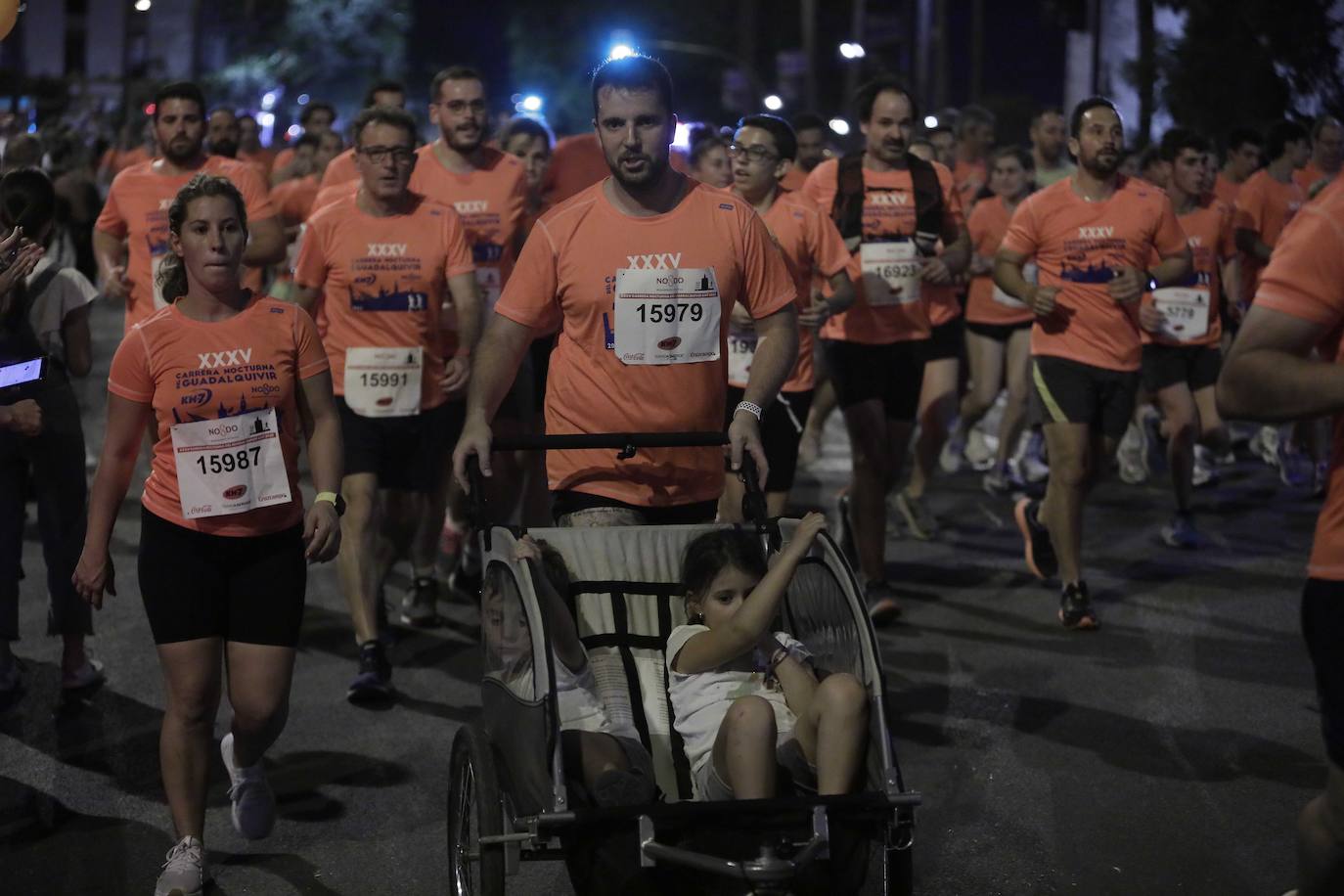 Miles de corredores participan en la Carrera Nocturna de Sevilla 2023