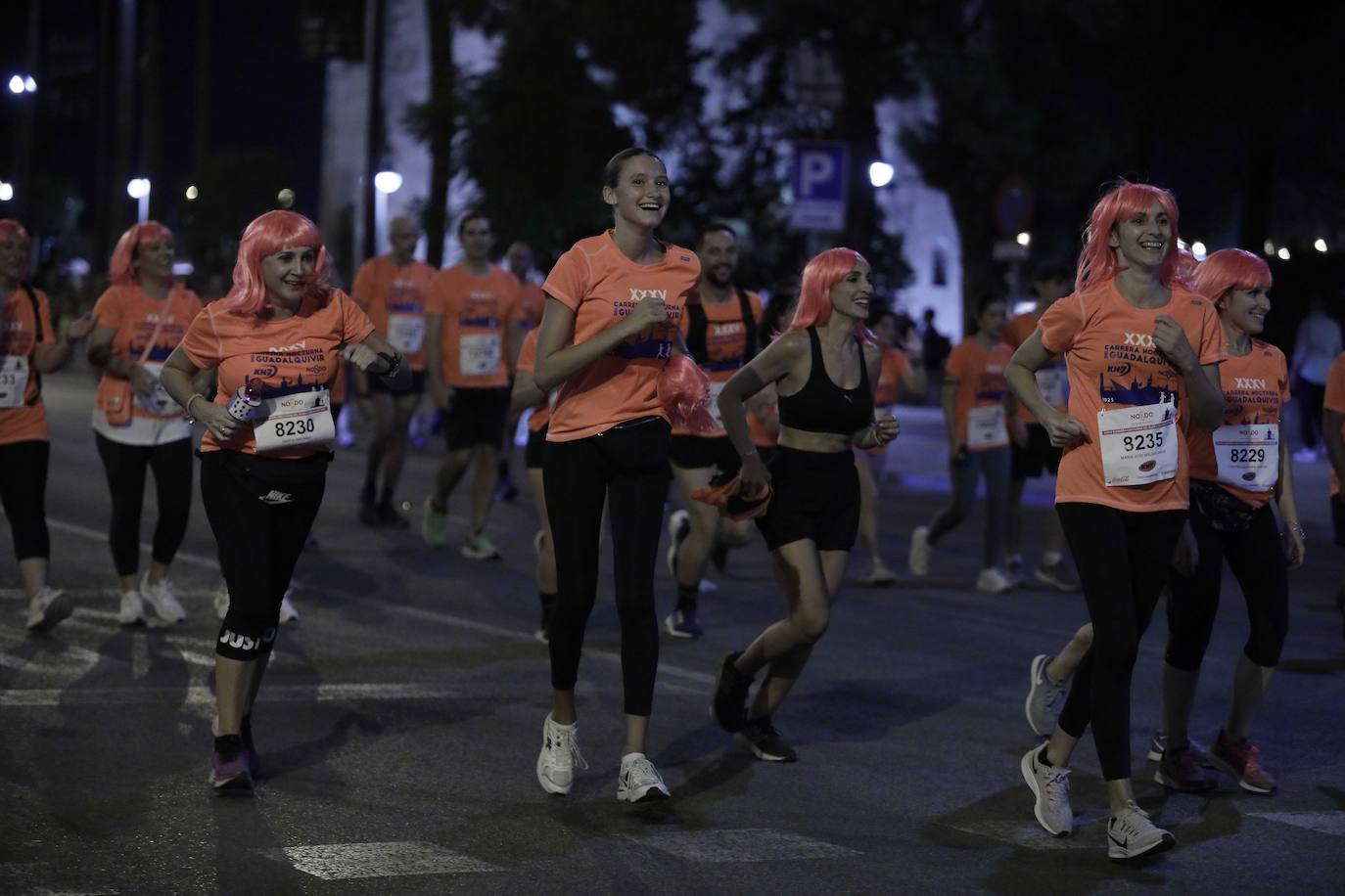 Miles de corredores participan en la Carrera Nocturna de Sevilla 2023